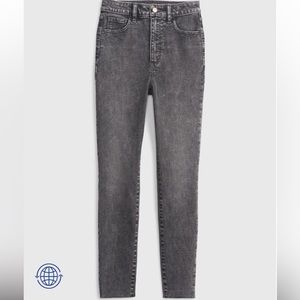 Gap • NWT • Sky High Universal Jegging with washwell